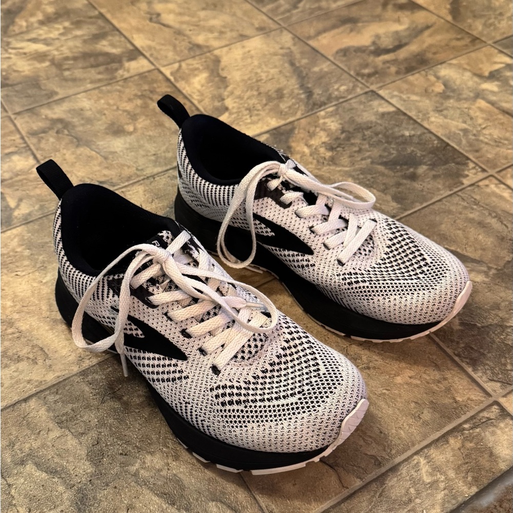 Brooks Revel 5 size 6B